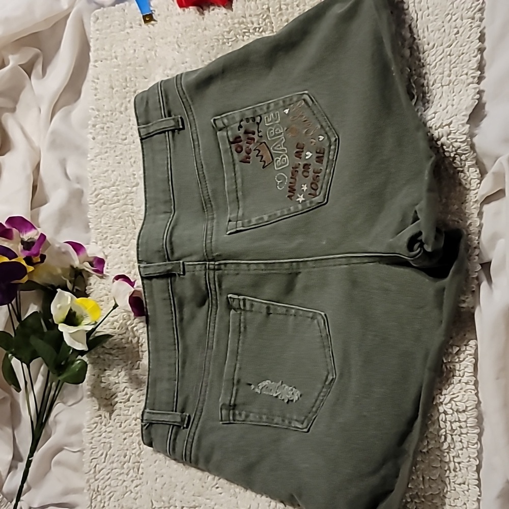 OLIVE DENIM EMBROIDERED MID RISE STRETCH SHORT BEE DETAIL - Picture 2 of 12